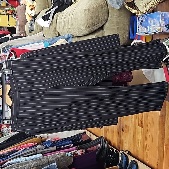 Women's pinstripe suit size 10p - Picture 5 of 5
